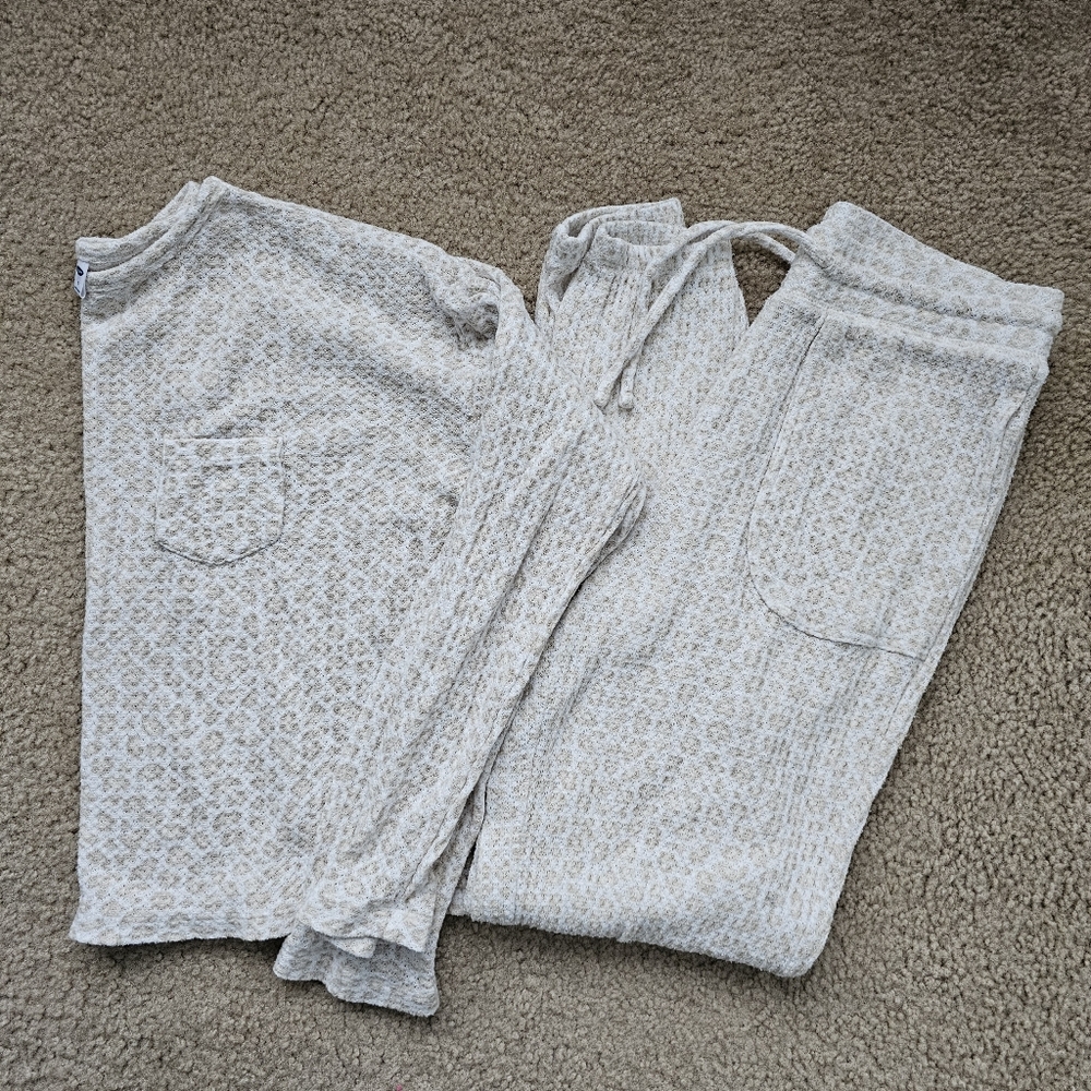 Old Navy waffle knit cheetah print pajama set beige white top joggers XS small
